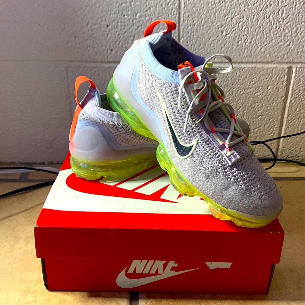 The Nike vapormax flynit 2021 appears with neon green soles.